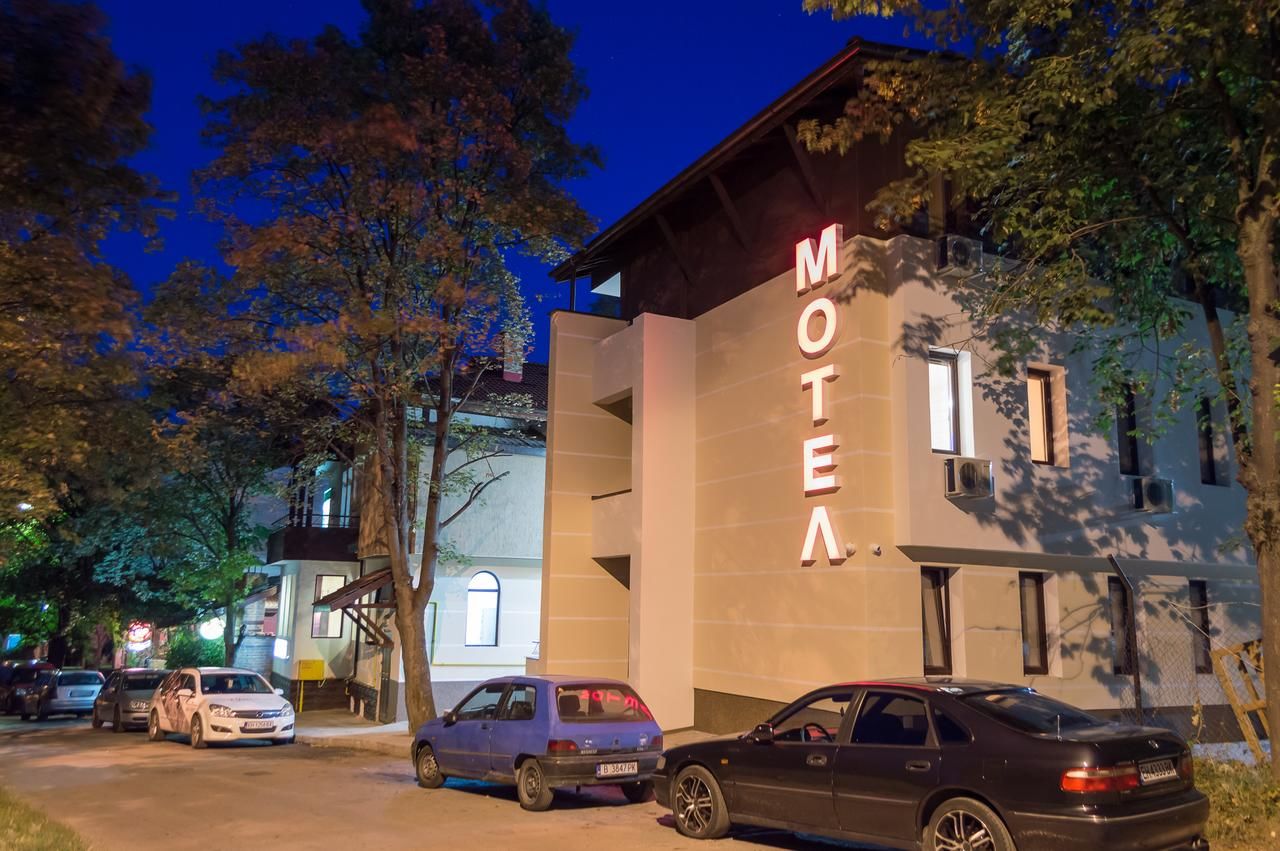 Мотели Complex Friends Плевен-16