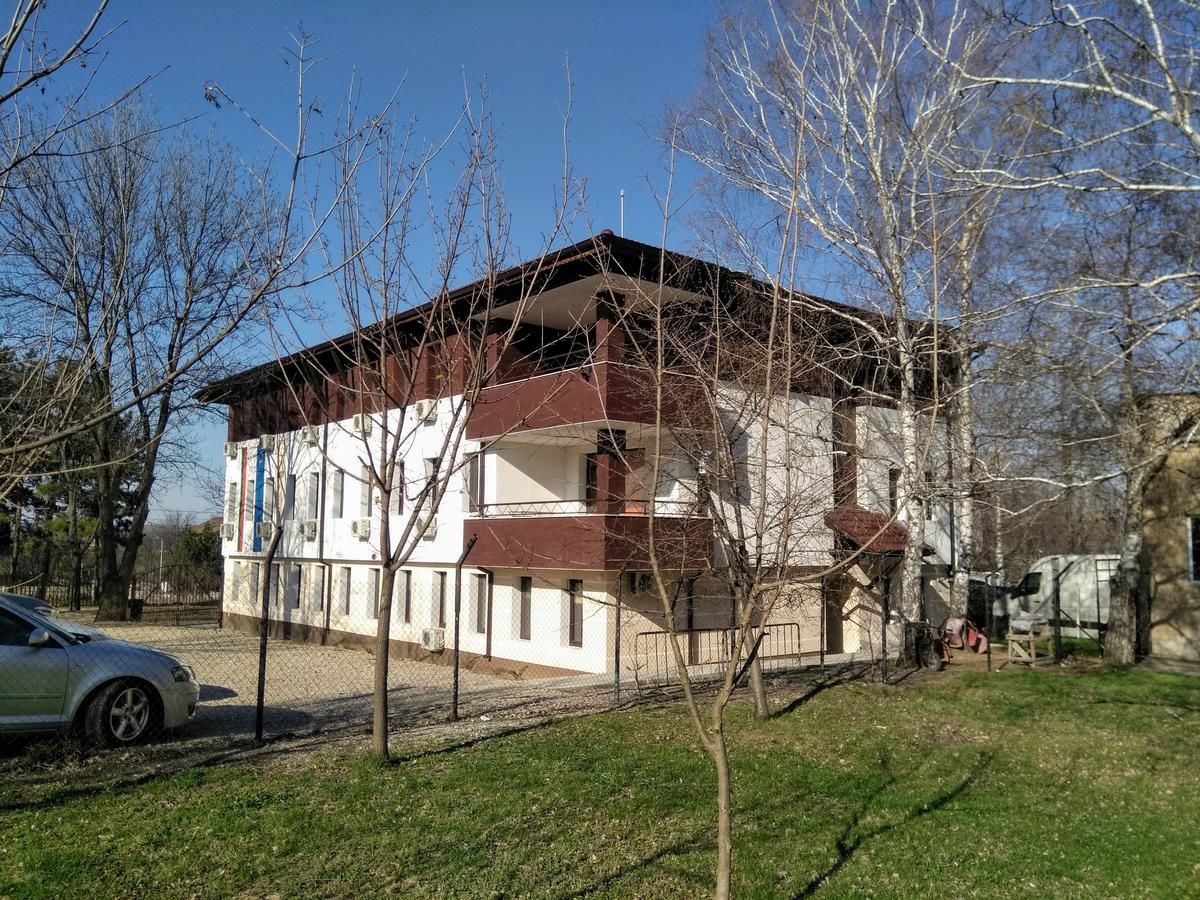 Мотели Complex Friends Плевен-7